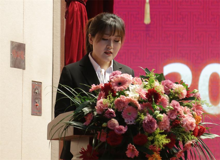 集团副总、江苏树恩教育科技有限公司总经理郭晏彤同志宣读《关于2019年乐鱼·（中国区）体育官方网站-Leyu Sports集团下达各校区招生计划的意见》
